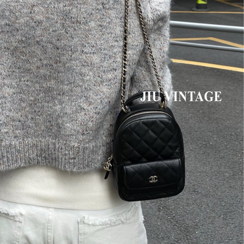 絕美小書包天菜現貨 🖤香奈兒CHANEL黑色粒紋牛皮淡金釦Classic迷你後背包 AP3753-5