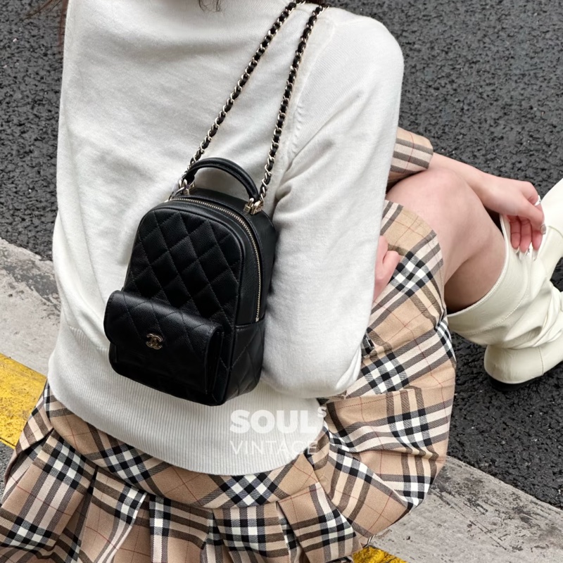 絕美小書包天菜現貨 🖤香奈兒CHANEL黑色粒紋牛皮淡金釦Classic迷你後背包 AP3753-10