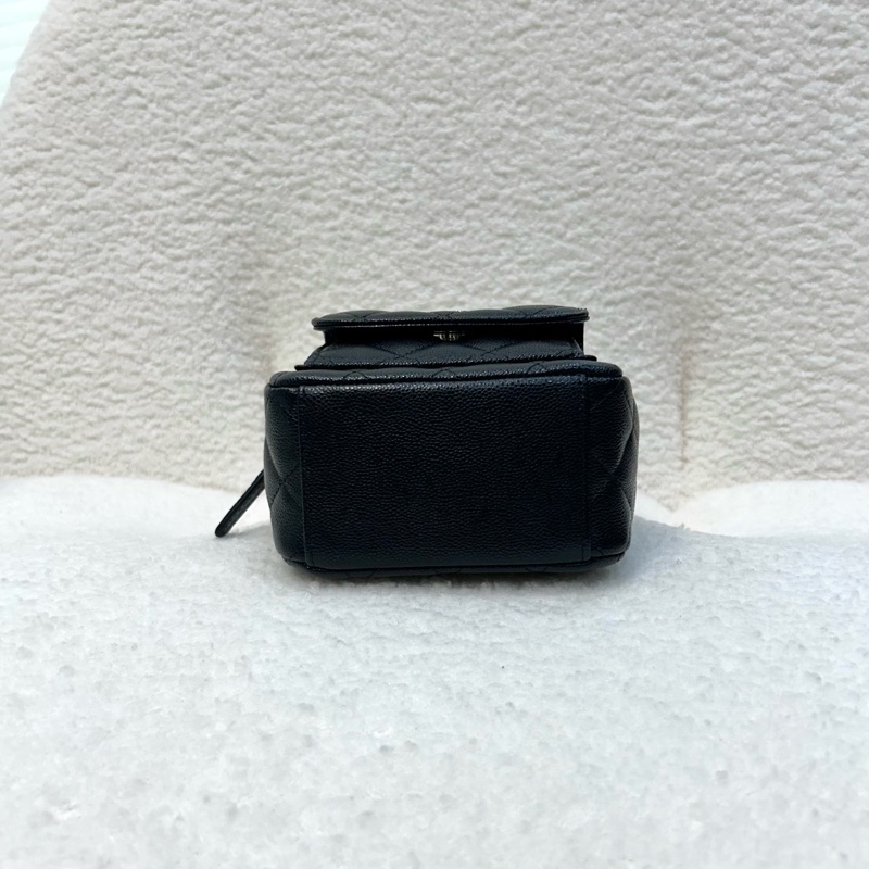 絕美小書包天菜現貨 🖤香奈兒CHANEL黑色粒紋牛皮淡金釦Classic迷你後背包 AP3753-16