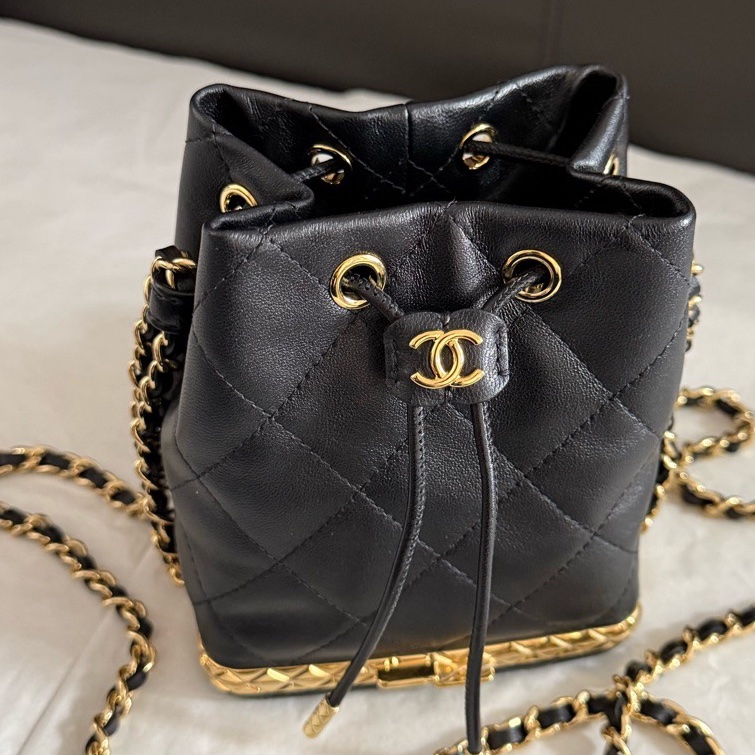 99新Chanel香奈兒22s 黑金mini抽繩水桶包 鏈條斜挎包32開有卡-4