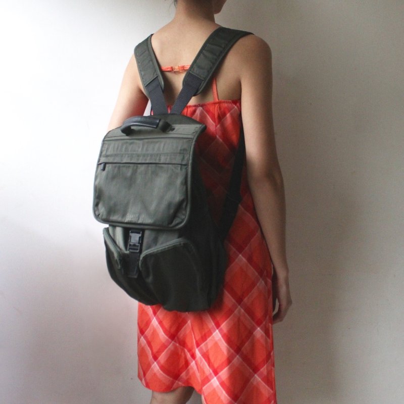 三宅一生軍綠色尼龍後背包-1