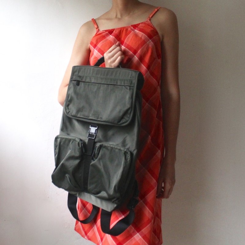 三宅一生軍綠色尼龍後背包-2