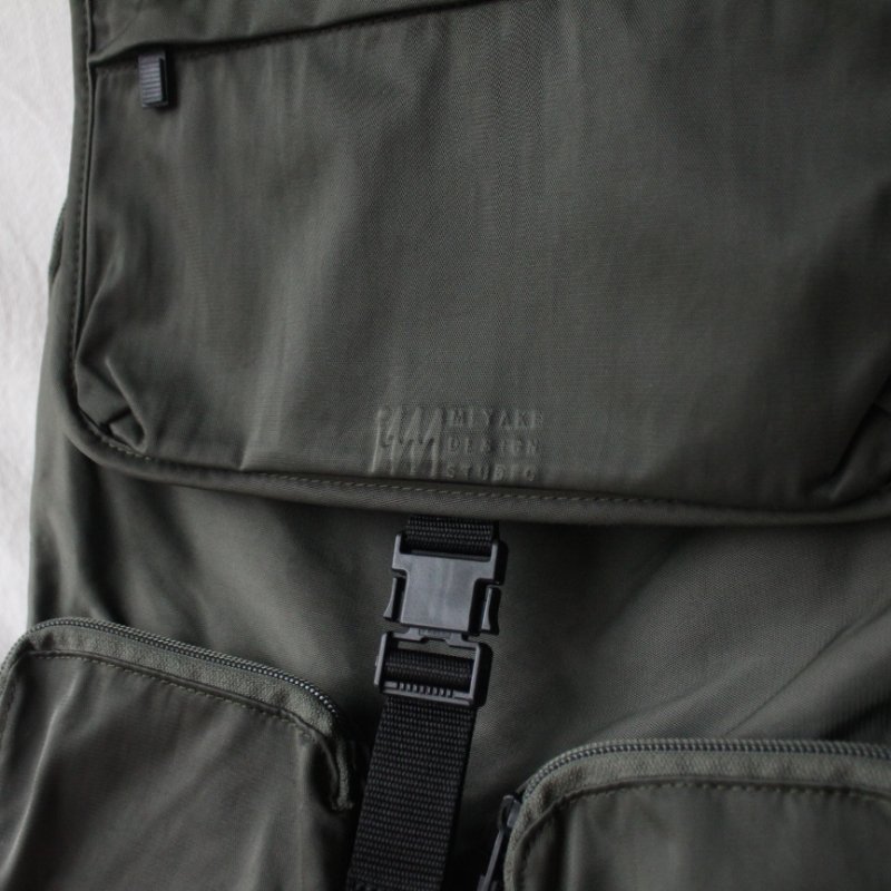 三宅一生軍綠色尼龍後背包-4