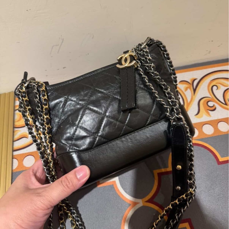 Chanel Gabrielle黑金流浪包小號-6