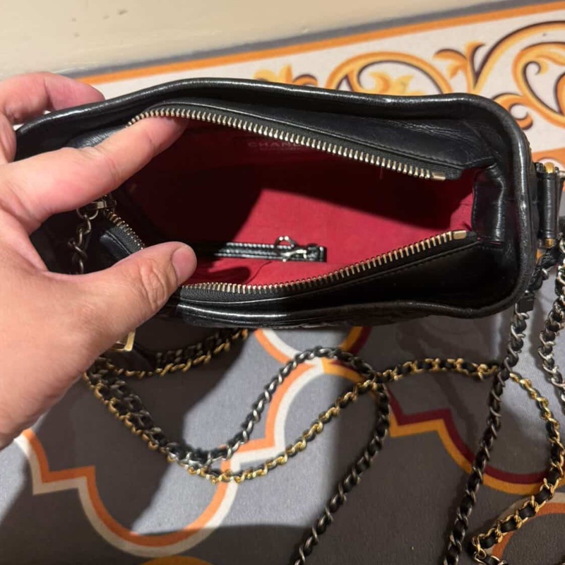 Chanel Gabrielle黑金流浪包小號-9