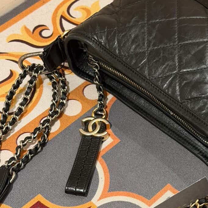 Chanel Gabrielle黑金流浪包小號-10