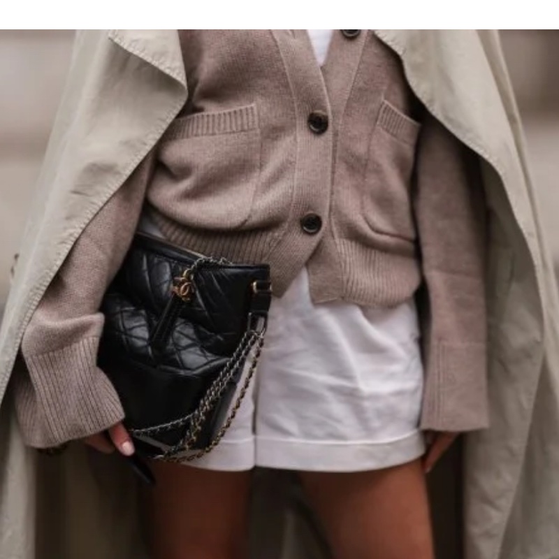 Chanel Gabrielle黑金流浪包小號-12