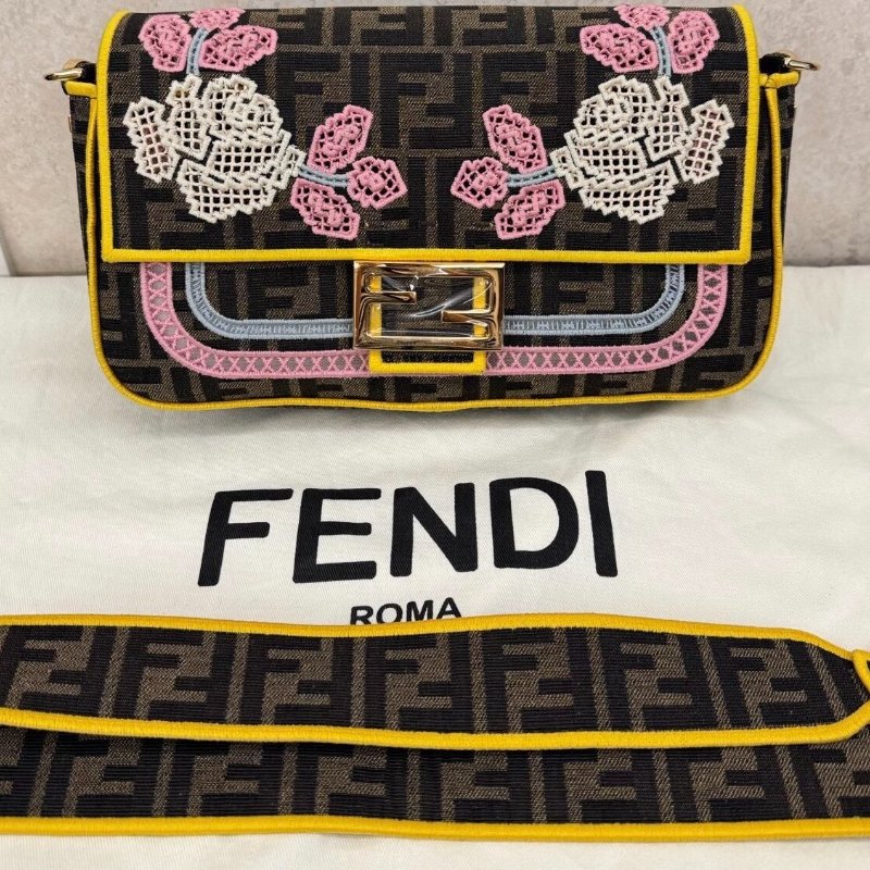 Fendi 法棍包 限量款3D立體花卉刺繡 27*15*6cm 99新配件塵袋 肩帶-1