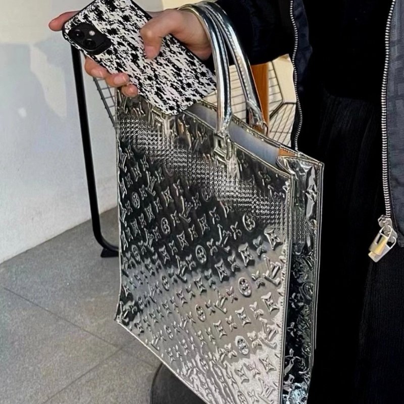 LV 鏡面銀色琴譜包 36x38 99新配件塵袋-1