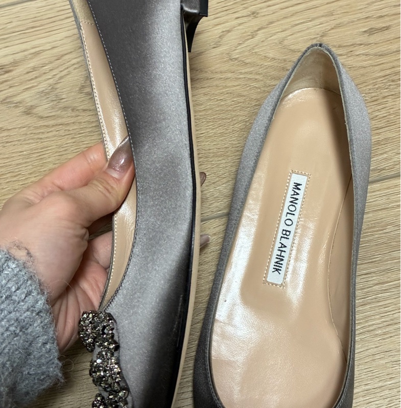 Manolo Blahnik HANGISIFLAT深灰色緞面寶石平底鞋 原價44900-11