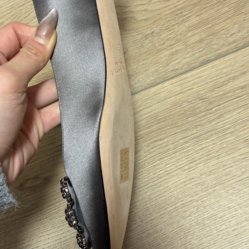Manolo Blahnik HANGISIFLAT深灰色緞面寶石平底鞋 原價44900-13