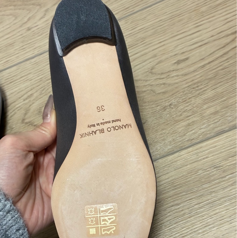 Manolo Blahnik HANGISIFLAT深灰色緞面寶石平底鞋 原價44900-14