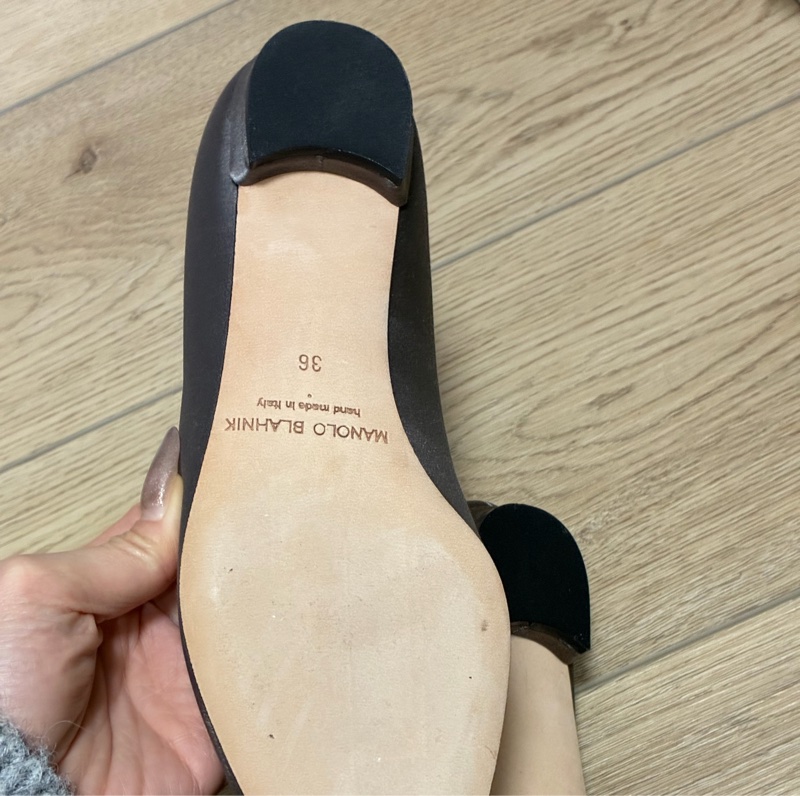 Manolo Blahnik HANGISIFLAT深灰色緞面寶石平底鞋 原價44900-15