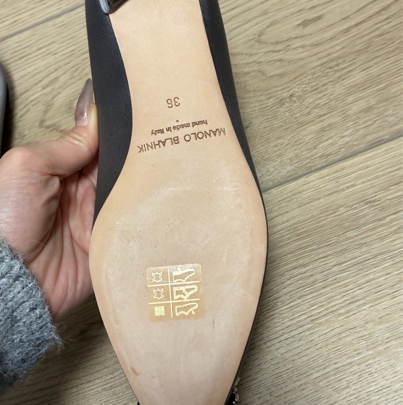 Manolo Blahnik HANGISIFLAT深灰色緞面寶石平底鞋 原價44900-20