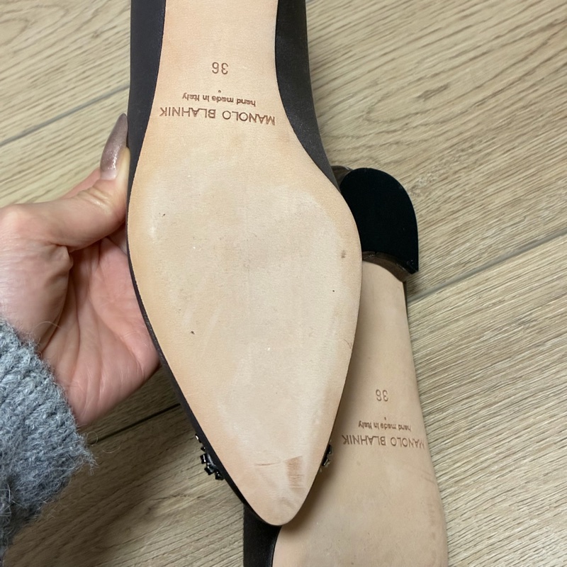 Manolo Blahnik HANGISIFLAT深灰色緞面寶石平底鞋 原價44900-21