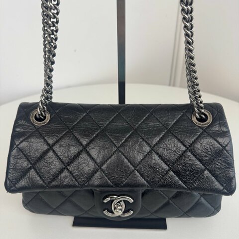 香奈兒/Chanel 黑銀孟買繫列油蠟牛皮口蓋CF鏈條包