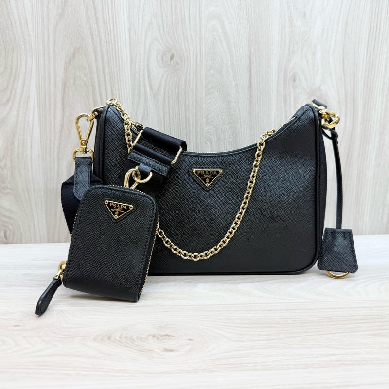 PRADA 黑色牛皮金釦ReEdition 2025 Saffiano 1BH204-1
