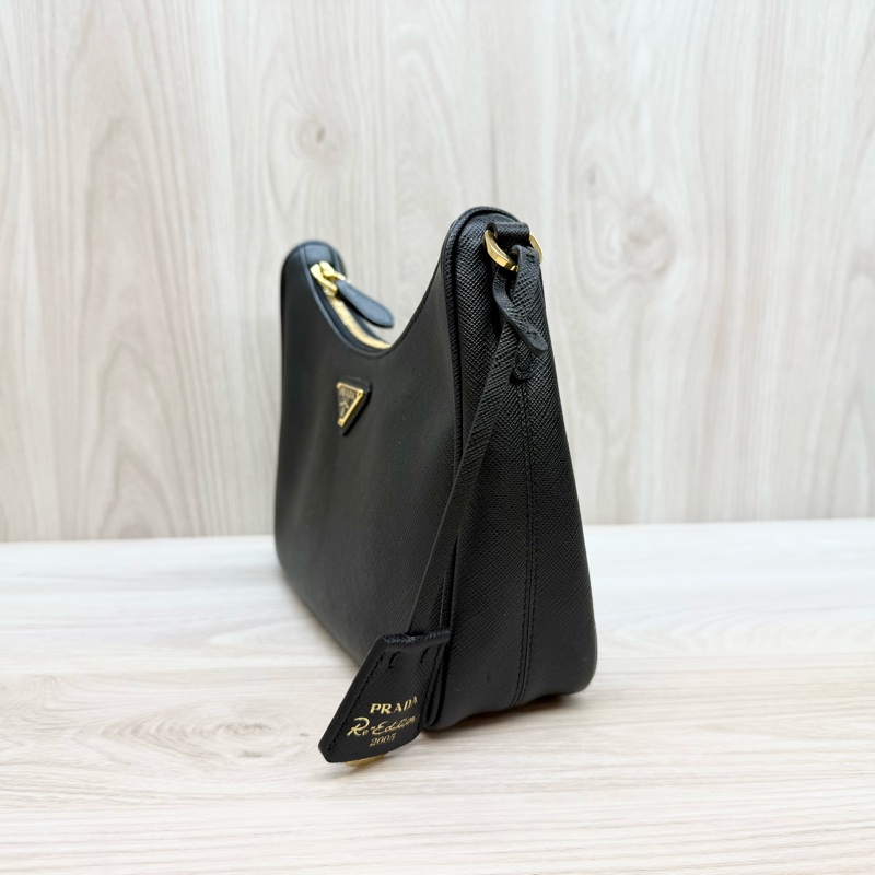 PRADA 黑色牛皮金釦ReEdition 2025 Saffiano 1BH204-3
