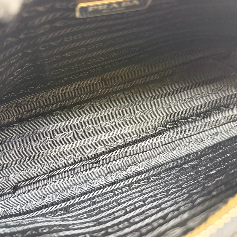 PRADA 黑色牛皮金釦ReEdition 2025 Saffiano 1BH204-6