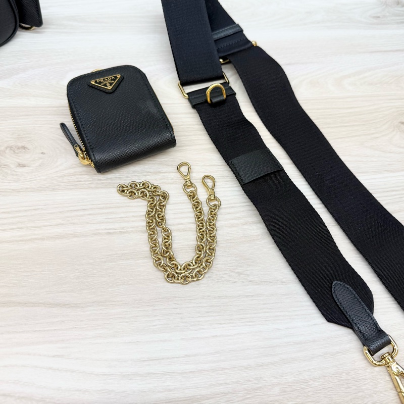 PRADA 黑色牛皮金釦ReEdition 2025 Saffiano 1BH204-8