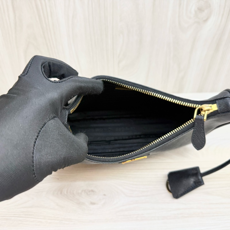 PRADA 黑色牛皮金釦ReEdition 2025 Saffiano 1BH204-9