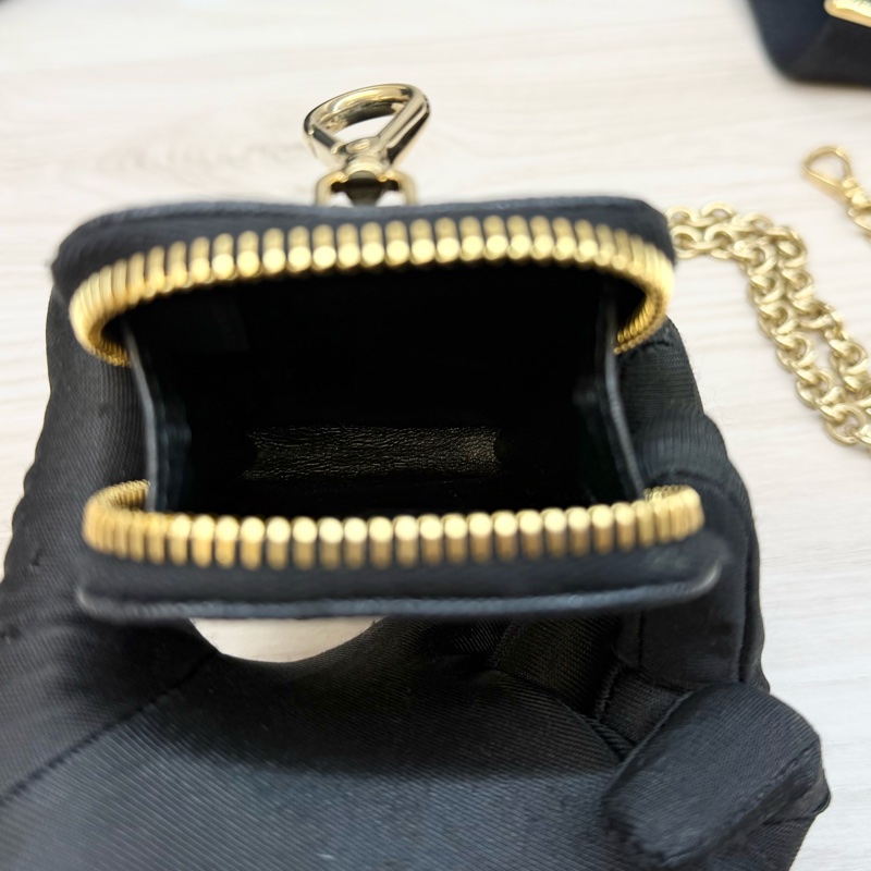 PRADA 黑色牛皮金釦ReEdition 2025 Saffiano 1BH204-10