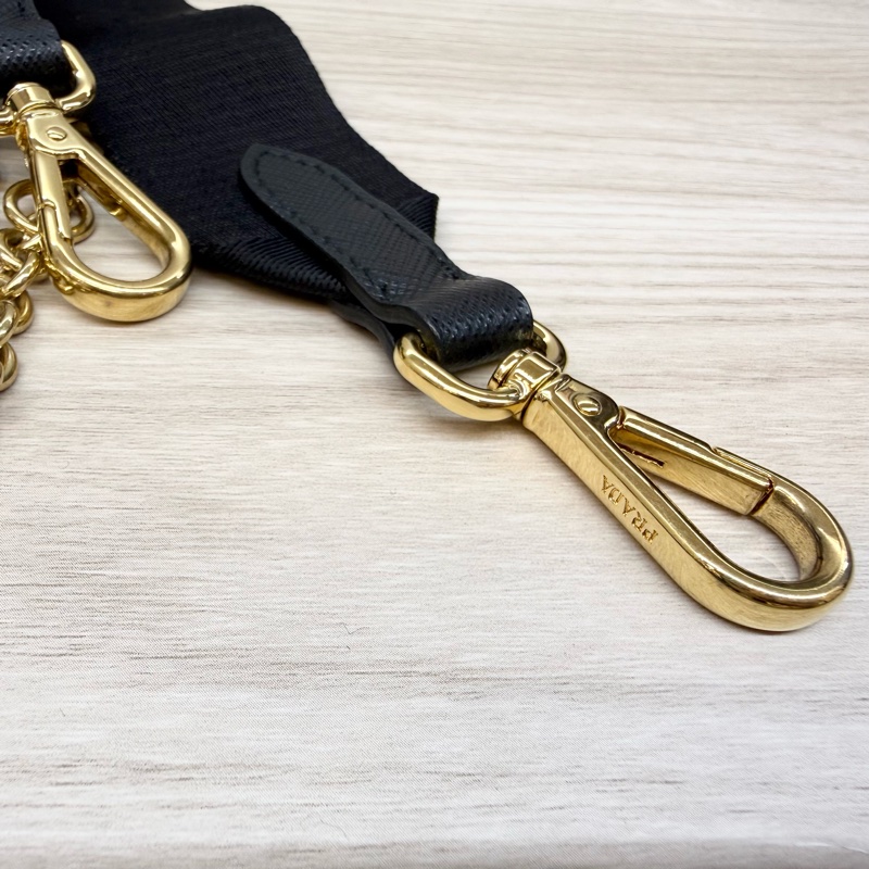 PRADA 黑色牛皮金釦ReEdition 2025 Saffiano 1BH204-12