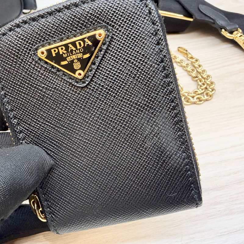 PRADA 黑色牛皮金釦ReEdition 2025 Saffiano 1BH204-13