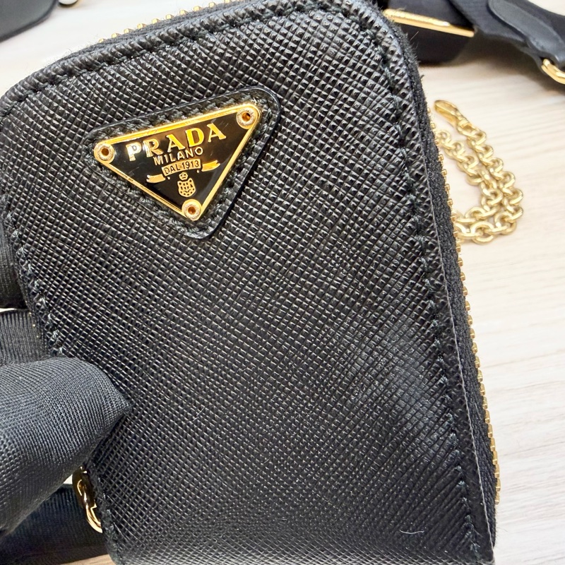 PRADA 黑色牛皮金釦ReEdition 2025 Saffiano 1BH204-14