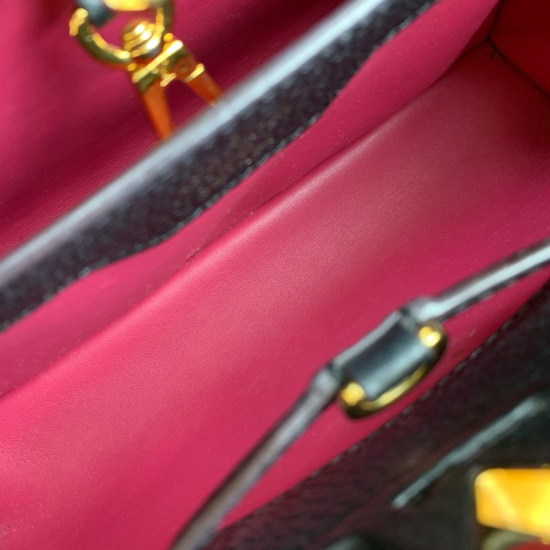 路易威登/Louis Vuitton Capucines 黑金手提包-8