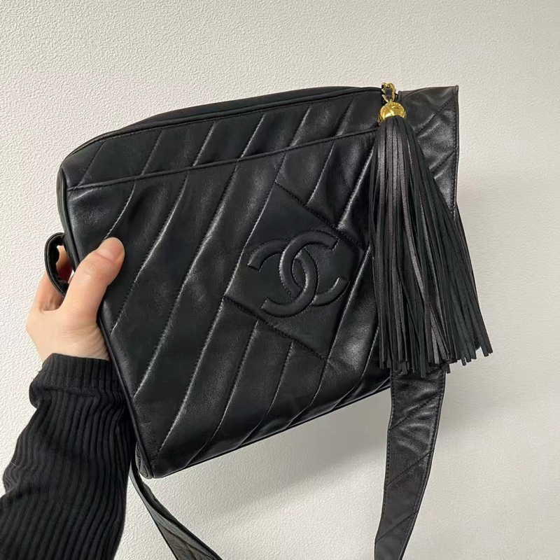 「JL精品代購」9新 香奈兒黑色羊皮外縫logo菠蘿紋寬肩帶金球流蘇大相機包-0