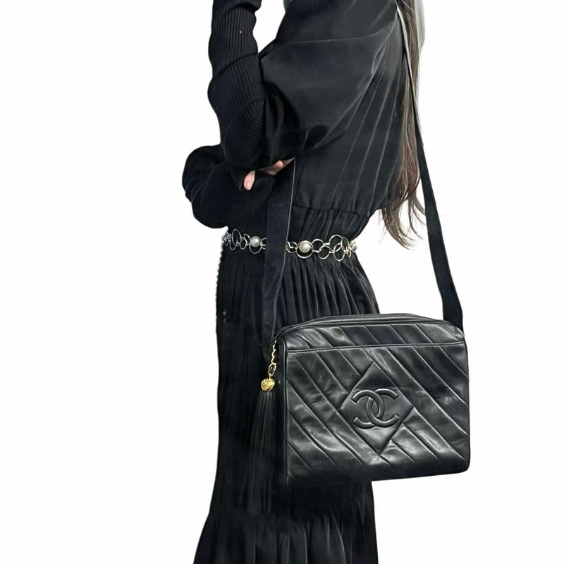 「JL精品代購」9新 香奈兒黑色羊皮外縫logo菠蘿紋寬肩帶金球流蘇大相機包-1