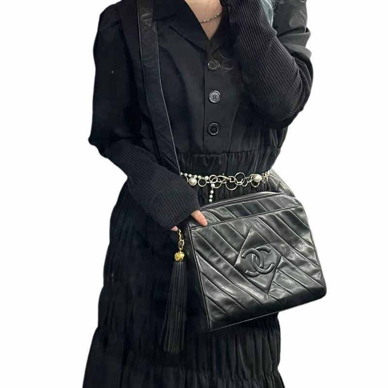 「JL精品代購」9新 香奈兒黑色羊皮外縫logo菠蘿紋寬肩帶金球流蘇大相機包-2