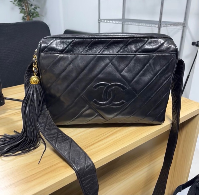 「JL精品代購」9新 香奈兒黑色羊皮外縫logo菠蘿紋寬肩帶金球流蘇大相機包-3