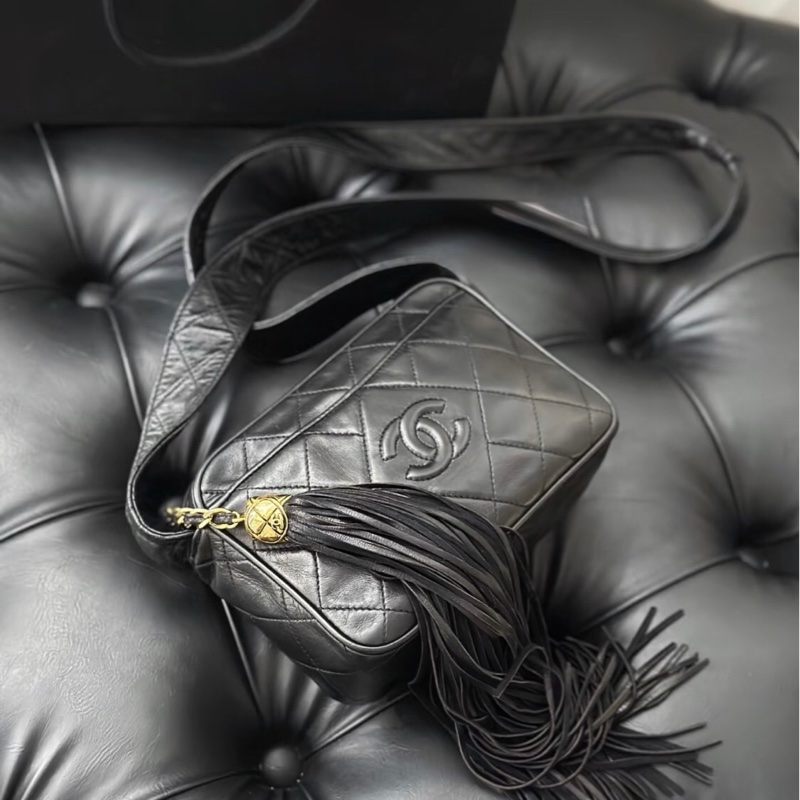 「JL精品代購」9新 香奈兒黑色羊皮外縫logo菠蘿紋寬肩帶金球流蘇大相機包-4