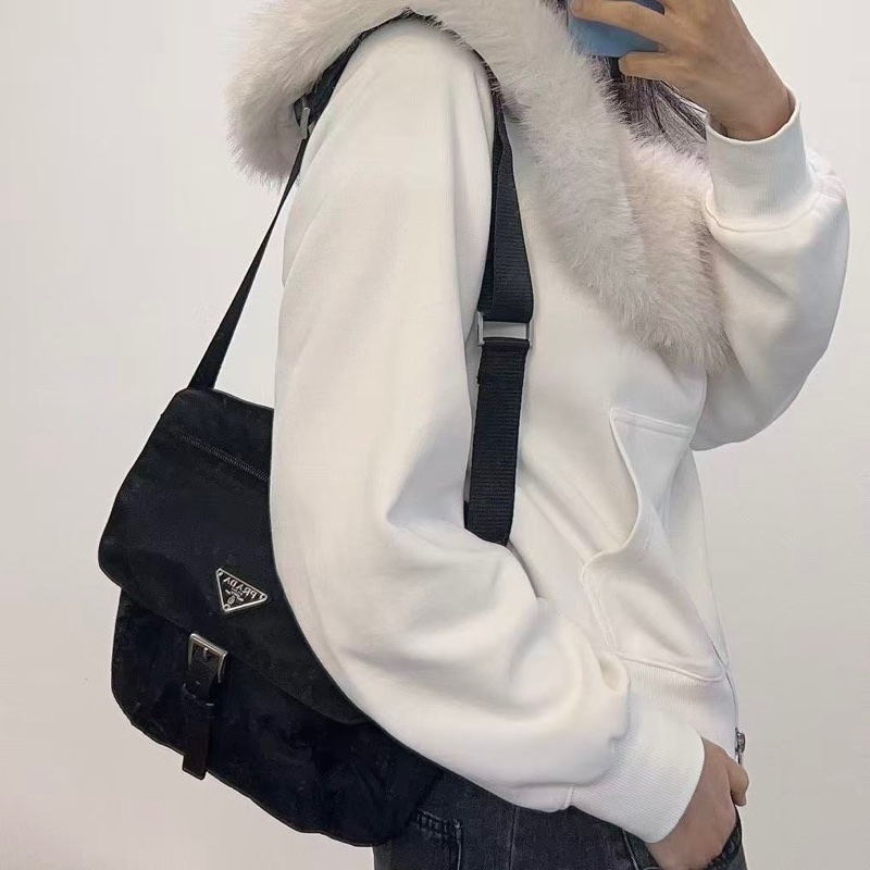 「JL精品代購」Prada黑色降落傘三角標單肩郵差包-1