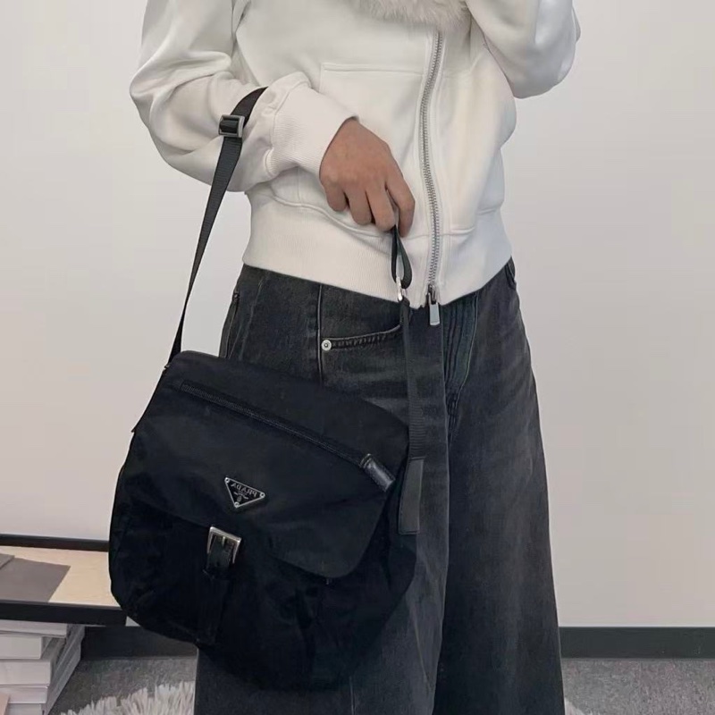 「JL精品代購」Prada黑色降落傘三角標單肩郵差包-2