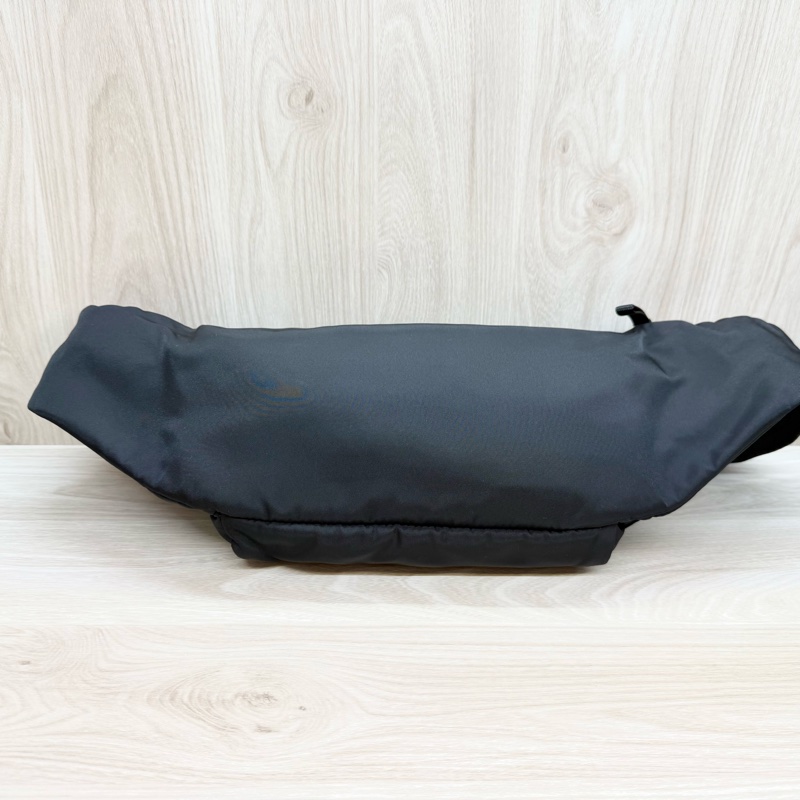 PRADA 黑銀經典三角LOGO TESSUTO尼龍斜背包2VL005-2