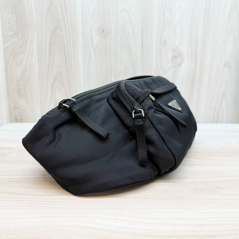 PRADA 黑銀經典三角LOGO TESSUTO尼龍斜背包2VL005-4