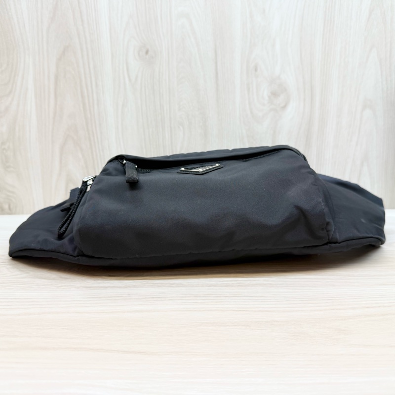 PRADA 黑銀經典三角LOGO TESSUTO尼龍斜背包2VL005-5