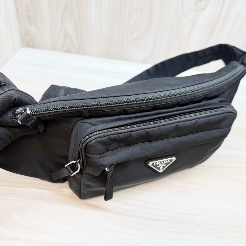 PRADA 黑銀經典三角LOGO TESSUTO尼龍斜背包2VL005-6