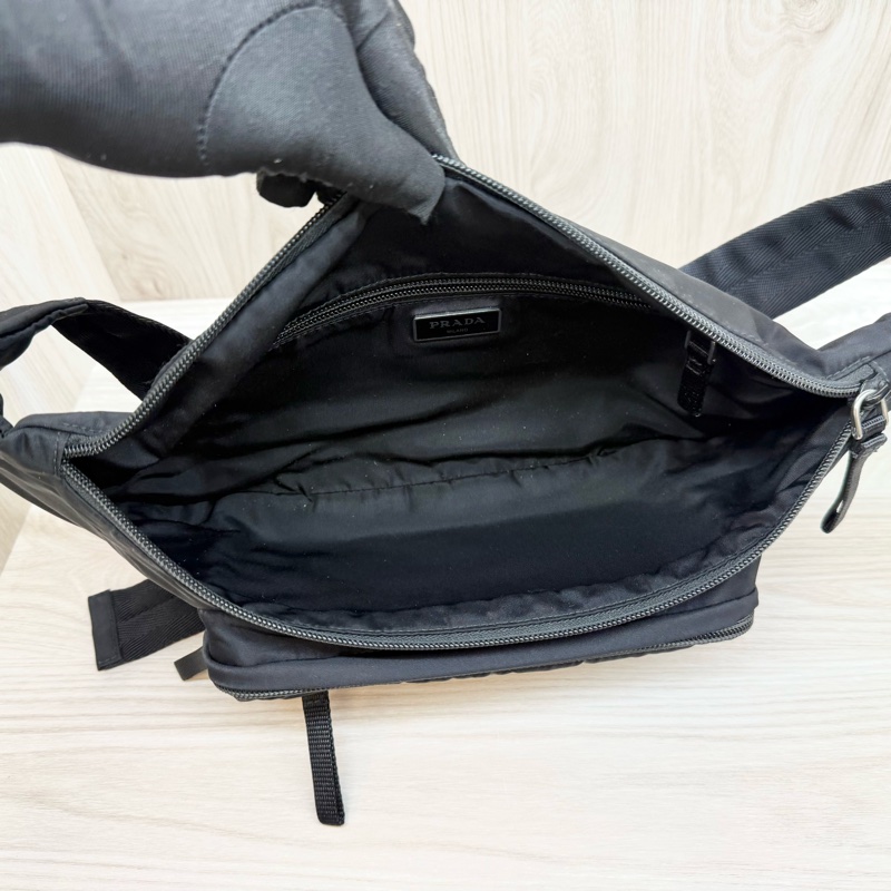 PRADA 黑銀經典三角LOGO TESSUTO尼龍斜背包2VL005-7