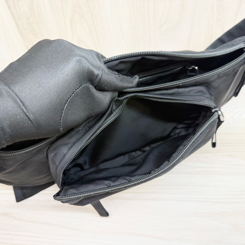 PRADA 黑銀經典三角LOGO TESSUTO尼龍斜背包2VL005-9