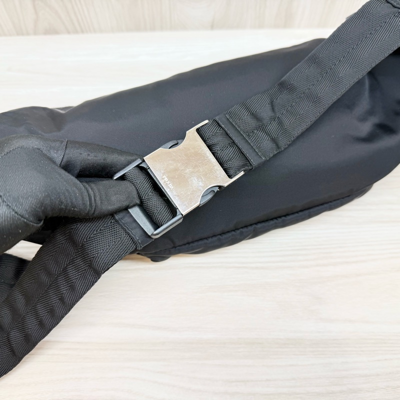 PRADA 黑銀經典三角LOGO TESSUTO尼龍斜背包2VL005-10