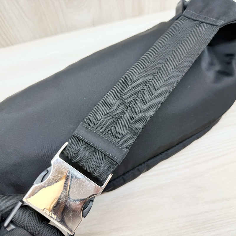 PRADA 黑銀經典三角LOGO TESSUTO尼龍斜背包2VL005-11
