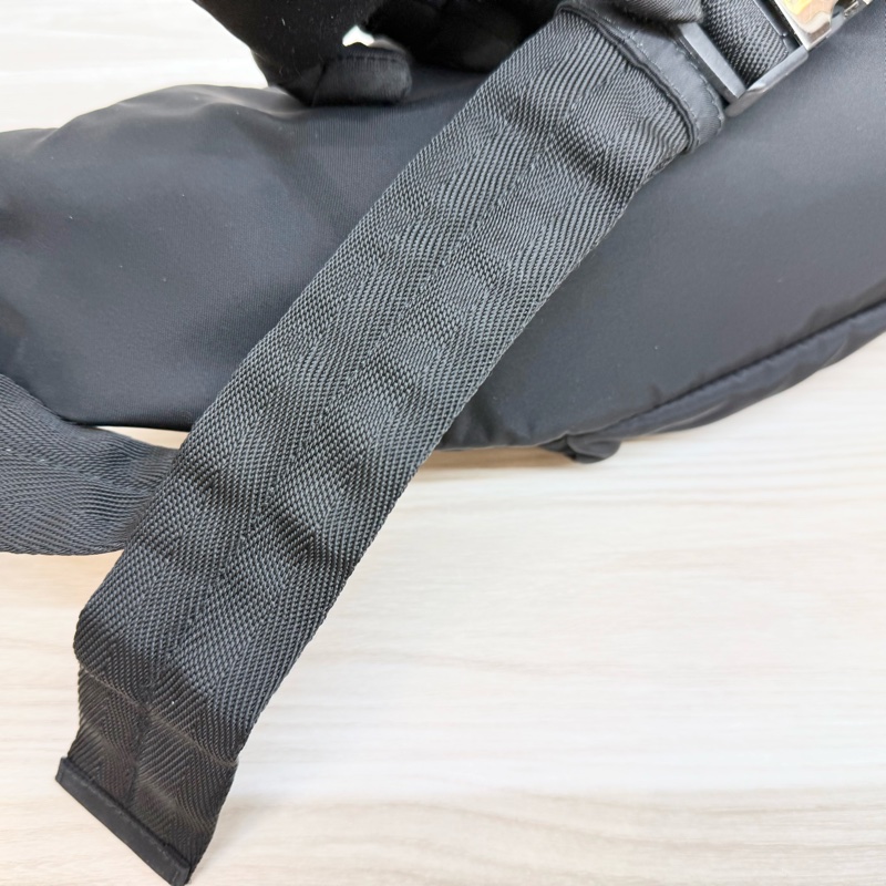 PRADA 黑銀經典三角LOGO TESSUTO尼龍斜背包2VL005-12