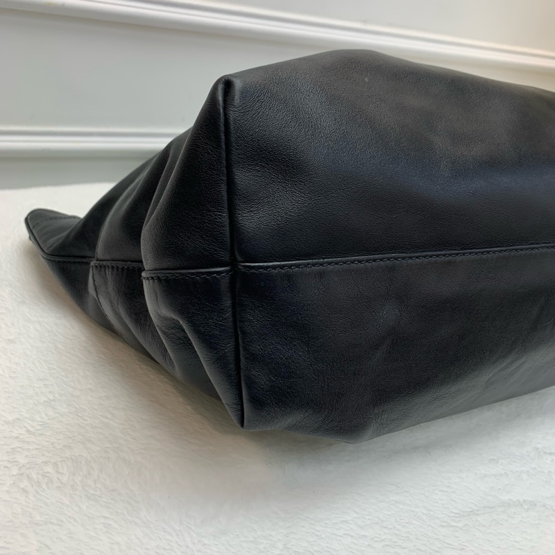 OL必備大牌平價黑色手袋👜Miumiu中古黑色皮革手袋-3