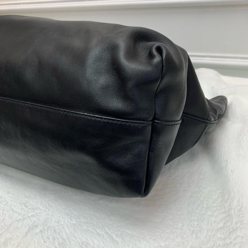 OL必備大牌平價黑色手袋👜Miumiu中古黑色皮革手袋-4