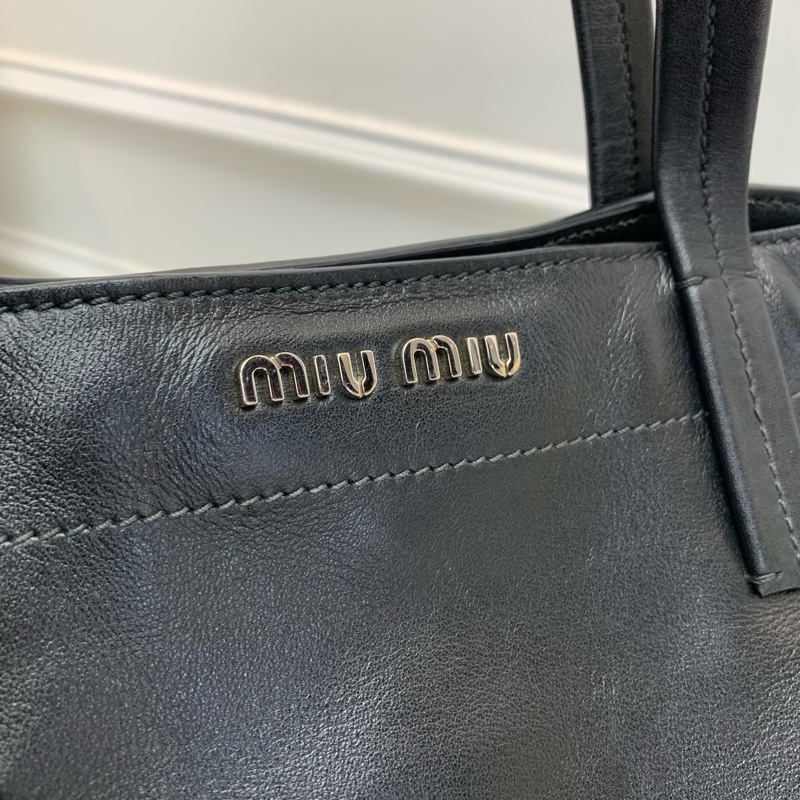 OL必備大牌平價黑色手袋👜Miumiu中古黑色皮革手袋-5