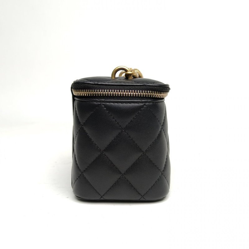 CHANEL 長盒子化妝包黑色羊皮鐳射標金扣山茶花調節扣肩背包-3